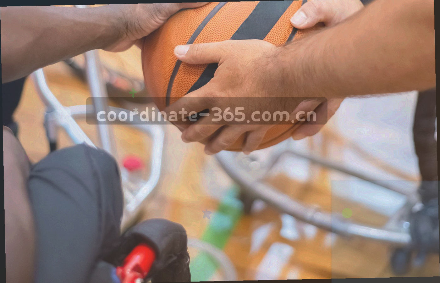 大小不一的节点由细线连接成坐标网格结构，表示三个职能之间的分工与协作关系